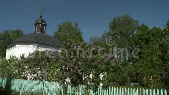 紫丁香盛开的教堂和教堂庭院视频的预览图