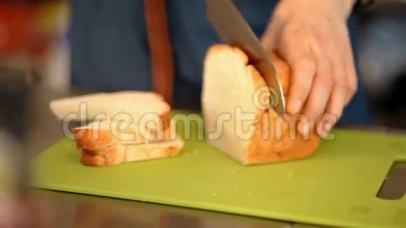 中锋女人切面包视频的预览图