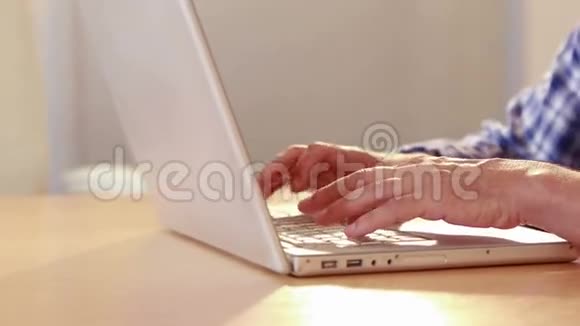 近距离观看愤怒的休闲商人使用笔记本电脑视频的预览图
