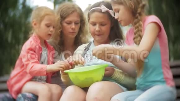 有趣的女孩在公园吃草莓视频的预览图