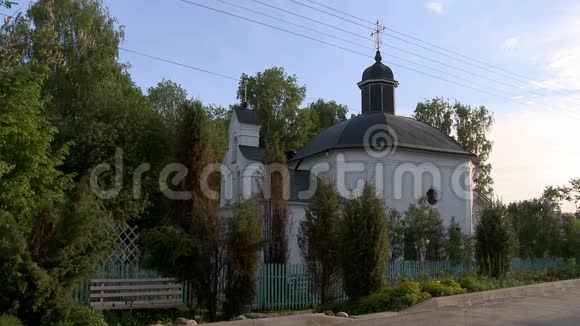 墓地上美丽的东正教教堂视频的预览图