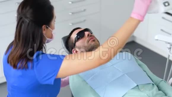 牙科诊所治疗男性病人牙齿视频的预览图