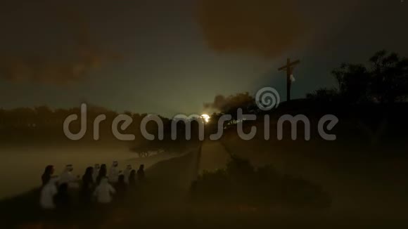 宗教信徒在耶稣十字架上祈祷反对美丽的日落视频的预览图