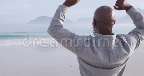 成熟的男人在外面海边享受时光视频的预览图