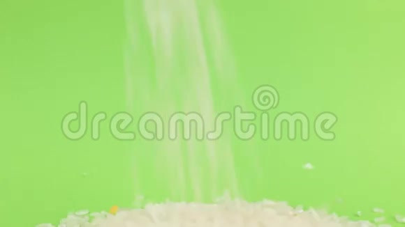 在绿色的屏幕上一堆稻子上掉落的谷物视频的预览图