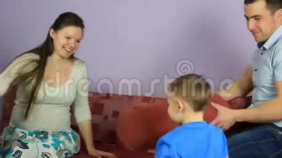 父母与孩子愉快的交流幸福的家庭在等第三个孩子视频的预览图