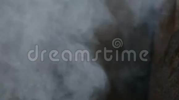 白烟从火的特写视频的预览图