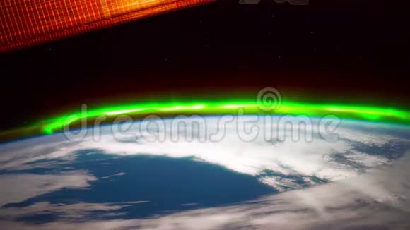 飞越地球表面从空间站拍摄视频的预览图