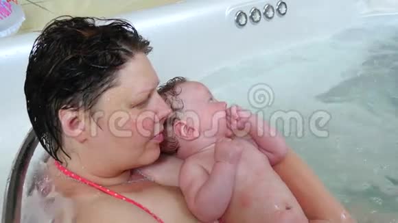 母亲带着她的孩子在按摩浴缸视频的预览图