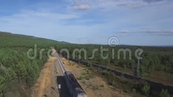 从空中俯瞰全国火车向前行驶视频的预览图