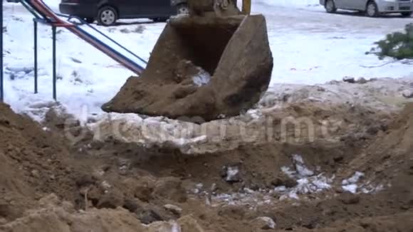 挖掘机斗挖地面视频的预览图