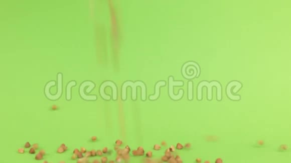 落粒荞麦在绿屏上的荞麦堆上视频的预览图