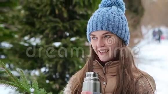 漂亮的女孩喝热水瓶里的茶视频的预览图
