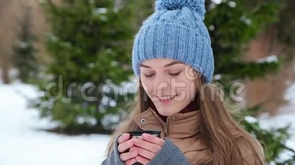 美丽的女孩在冬天喝热水视频的预览图