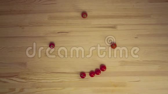 樱桃番茄在木制表面形成移动时钟收获背景停止运动动画视频的预览图