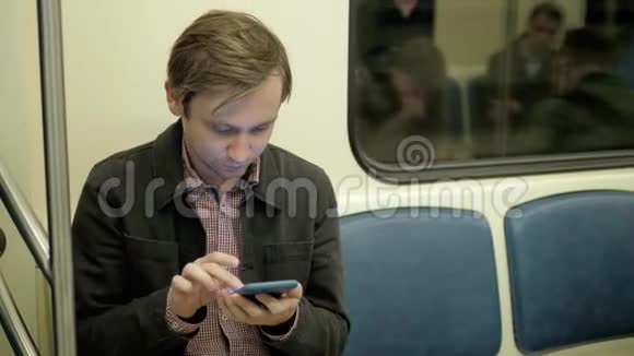 地铁地铁地铁列车公共交通中智能手机的人语音识别视频的预览图