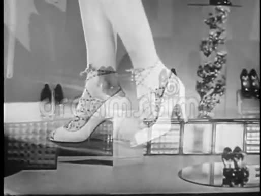 试穿鞋子和配饰的女人蒙太奇视频的预览图
