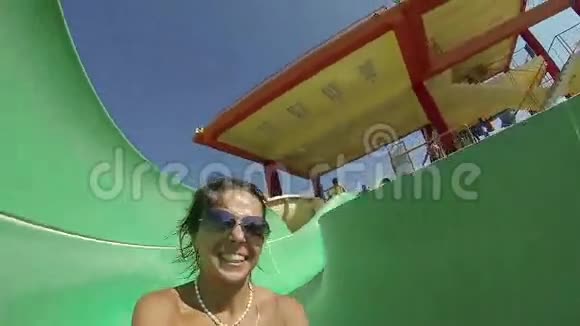 玩得开心的女人在水上公园滑水视频的预览图