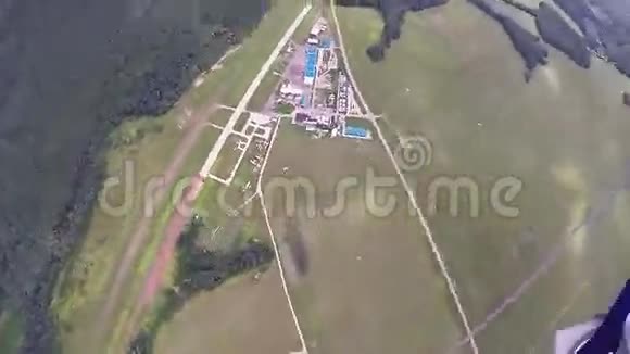 专业跳伞女孩跳伞飞越绿色森林景观大自然视频的预览图