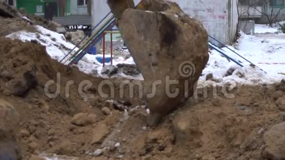挖掘机斗挖地面视频的预览图