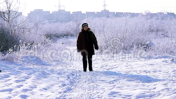 在雪地上行走的高级妇女视频的预览图