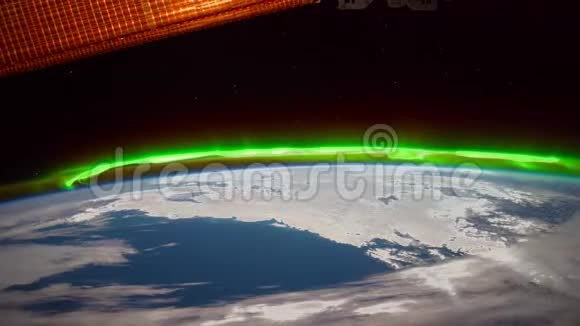 飞越地球表面从空间站拍摄视频的预览图