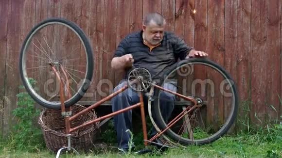 老人对修理旧自行车感到紧张视频的预览图