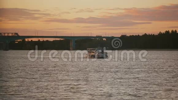 日落时分小船在河上航行视频的预览图