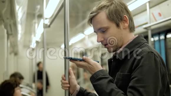 地铁地铁地铁列车公共交通中智能手机的人语音识别视频的预览图