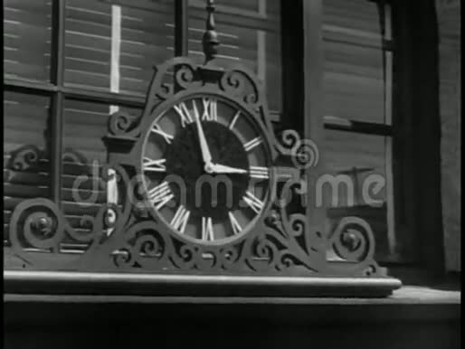 把时钟放大到市街的银行入口视频的预览图
