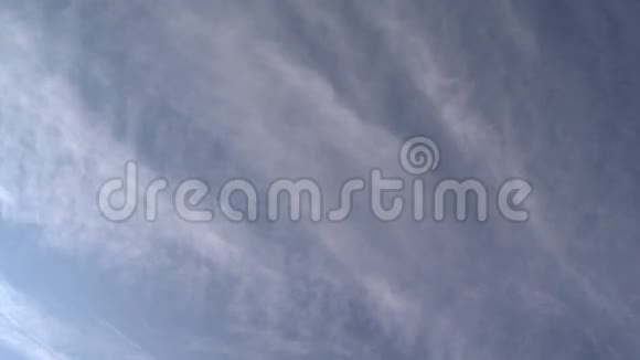 从云层下降的平面11个中的3个视频的预览图