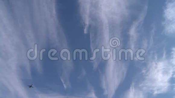 从云层下降的平面11个中的8个视频的预览图