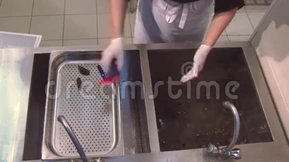 在手套中烹饪用清洁刷子刀在水槽中擦洗生贻贝把科兰德放进去餐厅视频的预览图