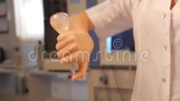实验室助理拿着一个烧瓶视频的预览图