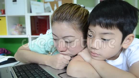 亚洲懒人家庭客厅用笔记本电脑视频的预览图