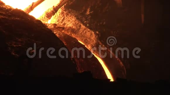高炉液铁浇注高炉炼铁视频的预览图
