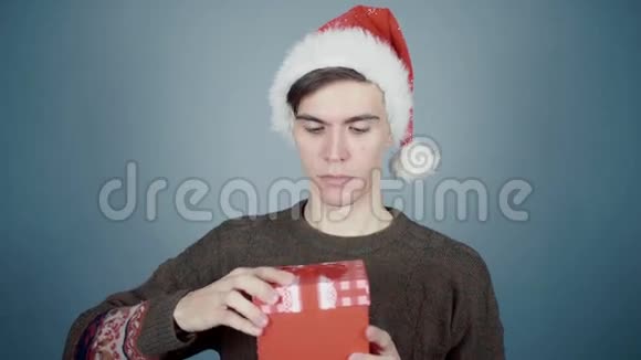 一个戴圣诞帽的人居然从盒子里拿出一只手抓住了他的鼻子视频的预览图