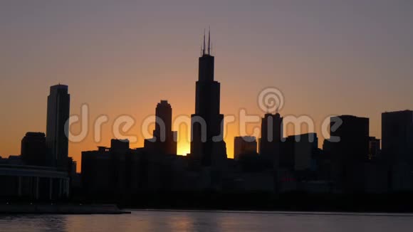 日落时芝加哥天际线的剪影视频的预览图