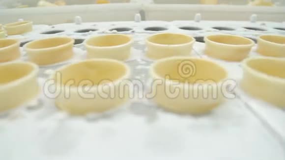 冰淇淋华夫饼杯自动冰淇淋杯填料视频的预览图