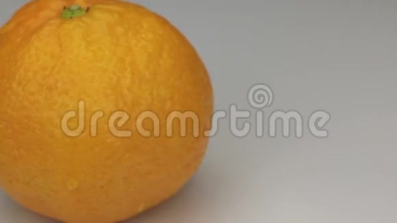 在一滴露水中呈现极致的橙色普通话视频的预览图