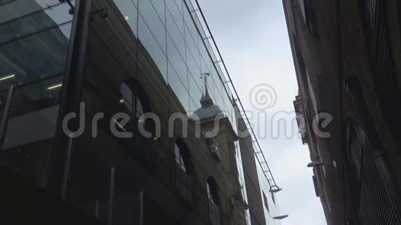 旧建筑在新建筑中的反映视频的预览图