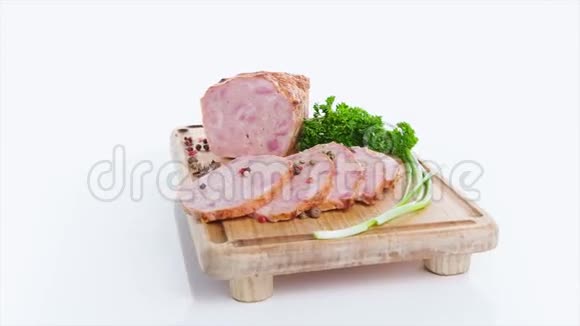 美味的熏猪肉加罗勒视频的预览图