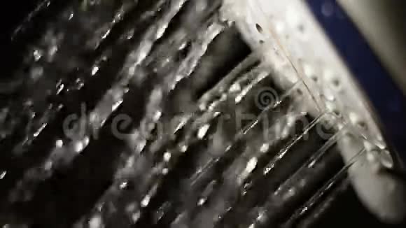 淋浴喷头宏观慢动作深色背景下有自来水视频的预览图