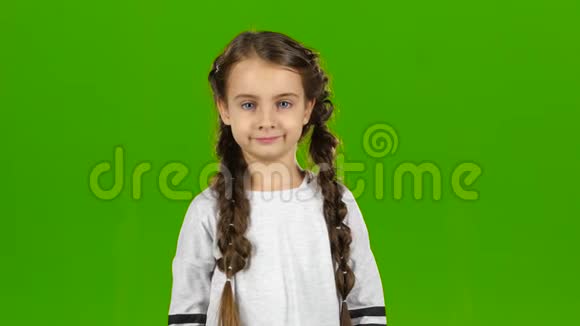 小女孩竖起大拇指绿色屏幕视频的预览图