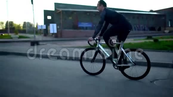 日落时分人们骑着固定齿轮自行车上路视频的预览图