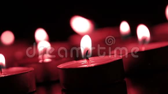 蜡烛用红色的色调点亮视频的预览图