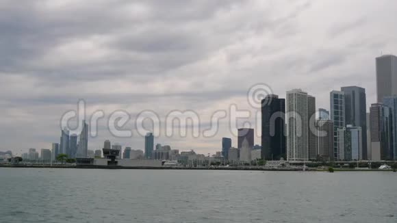 芝加哥天际线从海军码头俯瞰视频的预览图