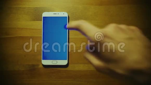男性手触摸屏把一堆美元扔在白色智能手机上木桌上放着蓝色钥匙视频的预览图