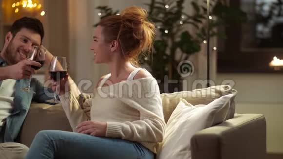 快乐的一对夫妇晚上在家喝红酒视频的预览图