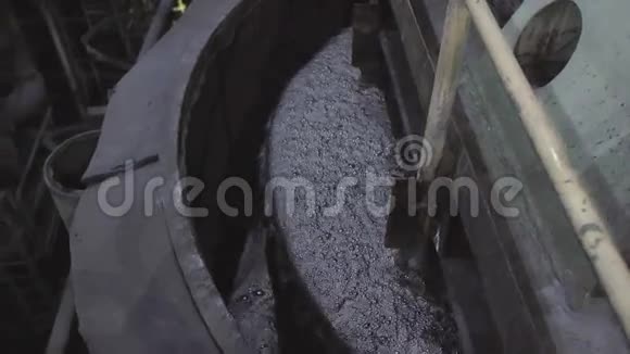 铜加工工业装置中矿石气泡和闪蒸混合的水视频的预览图